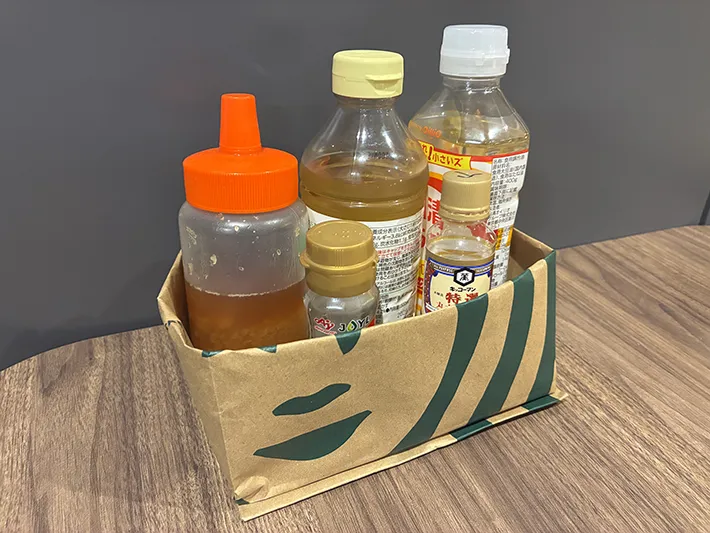 調味料ボトルを入れた紙袋バスケット（撮影：grapeライフハック編集部）