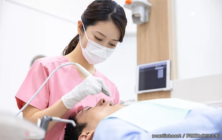 歯医者で働く人の写真