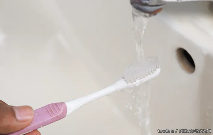 歯ブラシと水の写真