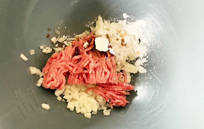 ボウルにひき肉や玉ねぎなどを入れた画像（撮影:エニママ）