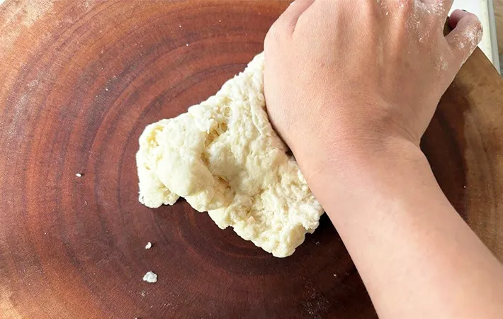 生地をこねている画像（撮影:エニママ）