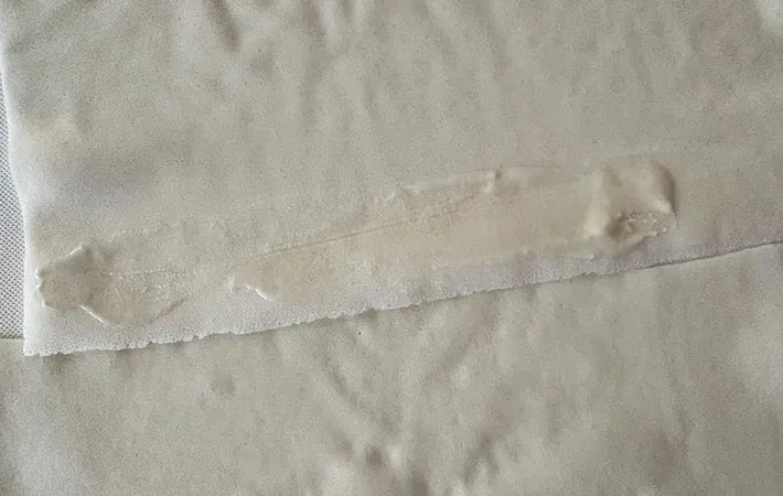 春巻きの皮に水溶き小麦粉を塗った画像（撮影:エニママ）