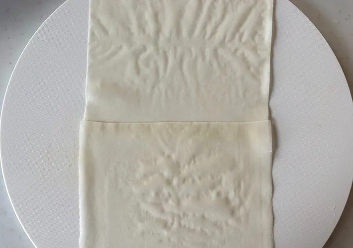 春巻きの皮を2枚くっつけた画像（撮影:エニママ）