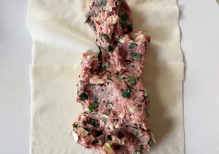 春巻きの皮にタネをのせた画像（撮影:エニママ）