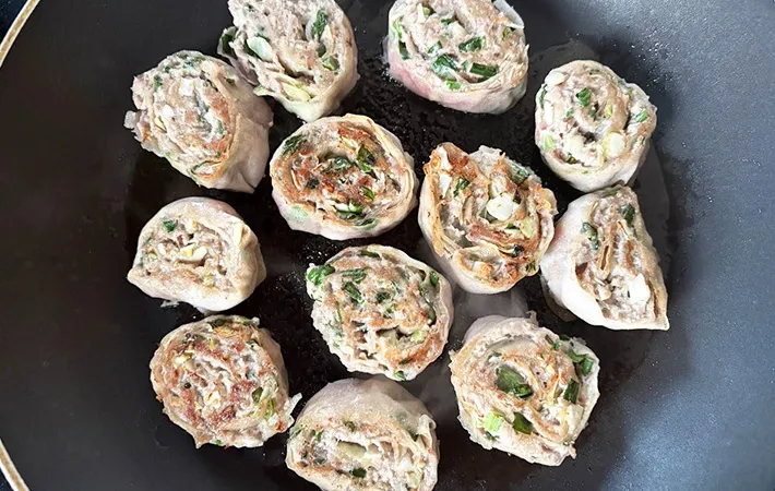 餃子ロールをひっくり返した画像（撮影:エニママ）