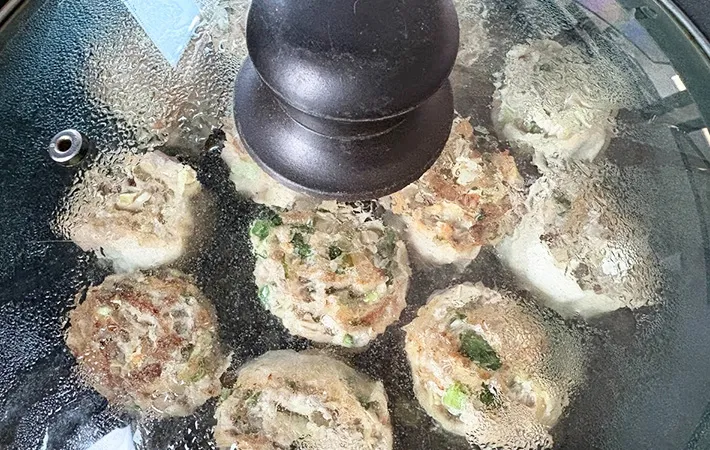蓋をして蒸し焼きにしている画像（撮影:エニママ）　