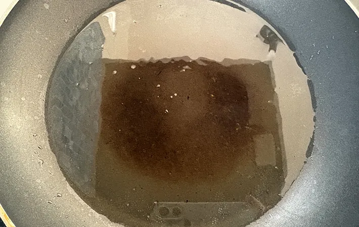 油を熱している画像（撮影：エニママ）
