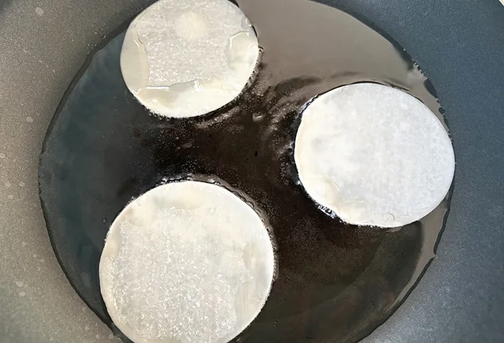 餃子の皮を揚げ焼きにしている画像（撮影：エニママ）