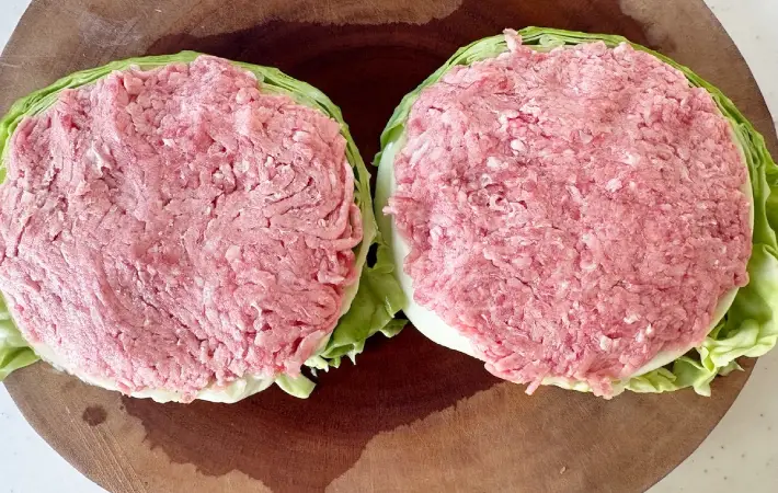 キャベツにひき肉を乗せた画像（撮影：エニママ）