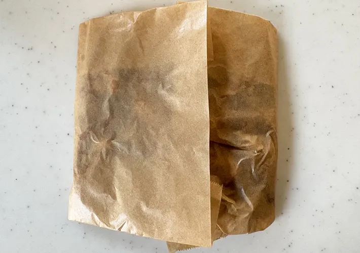 クッキングシートを折りたたんで包んだ画像（撮影：エニママ）