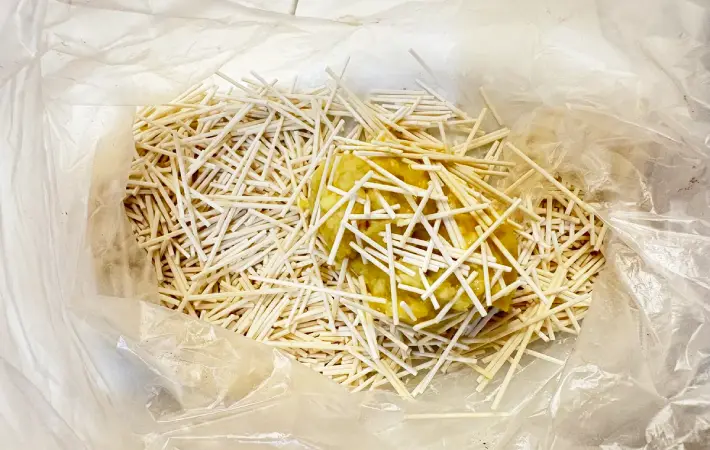 さつまいもにそうめんの衣をつけている画像（撮影：エニママ）