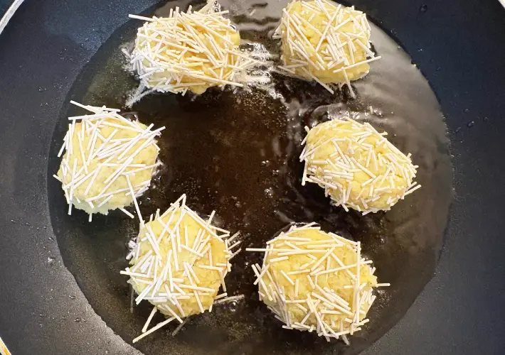 さつまいもをフライパンに並べた画像（撮影：エニママ）