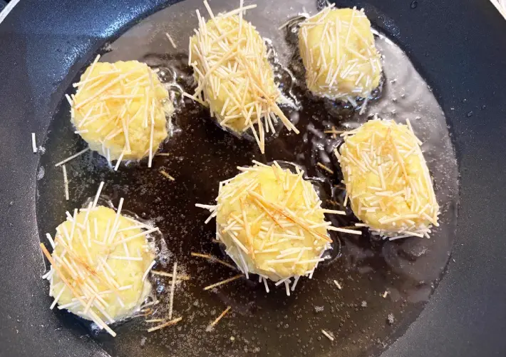 さつまいもを揚げ焼きしている画像（撮影：エニママ）