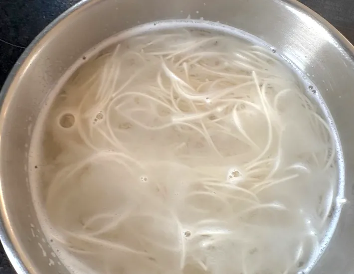 そうめんをゆでている画像（撮影：エニママ）