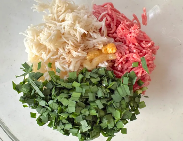 材料をボウルに入れた画像（撮影：エニママ）