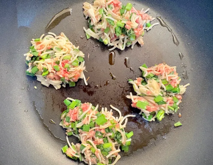 肉ダネを並べた画像（撮影：エニママ）