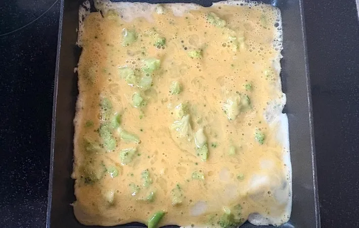 フライパンに卵液を流し入れた画像（撮影：エニママ）