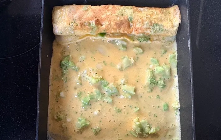 玉子焼きを巻いている画像（撮影：エニママ）