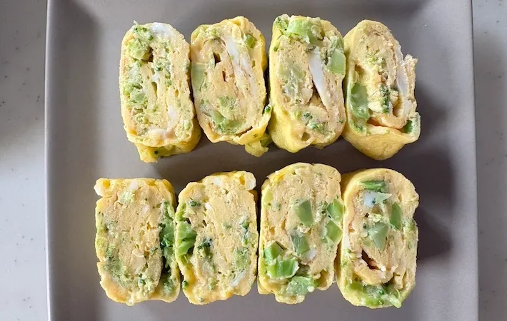 カットしたブロッコリー入り玉子焼きの画像（撮影：エニママ）