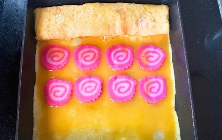 なるとの上に卵液を流し入れた画像（撮影：エニママ）