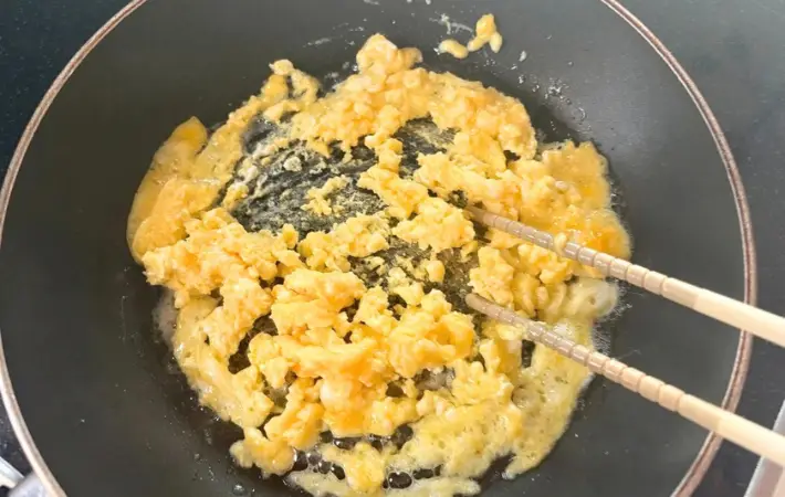 炒り卵を作っている画像（撮影：エニママ）