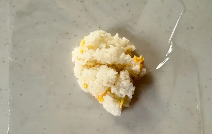 ラップにご飯を乗せた画像（撮影：エニママ）