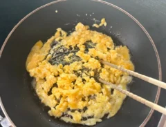 炒り卵を作っている画像（撮影：エニママ）
