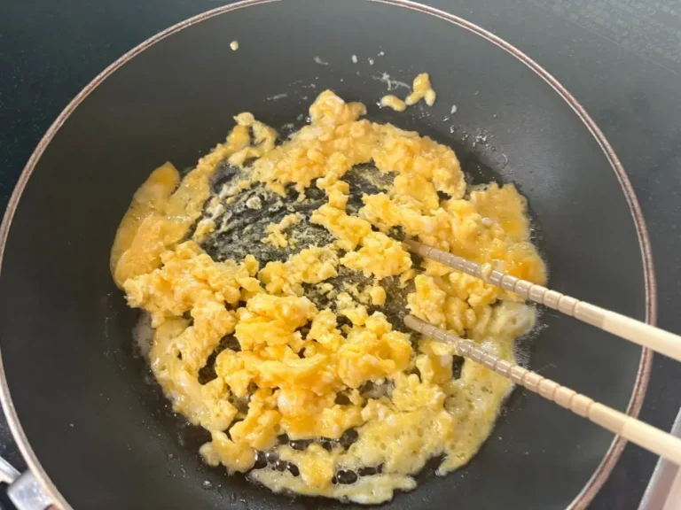 炒り卵を作っている画像(撮影:エニママ)