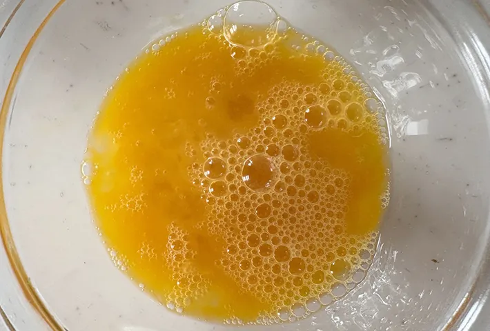 卵を溶いた画像（撮影：エニママ）