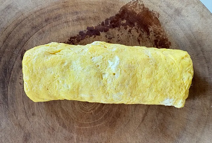 玉子焼きの粗熱をとっている画像（撮影：エニママ）
