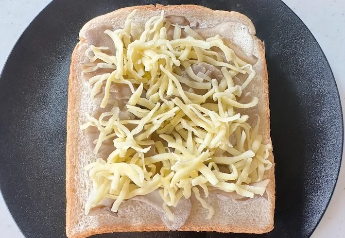 食パンにまいたけとピザ用チーズを乗せた画像（撮影：エニママ）