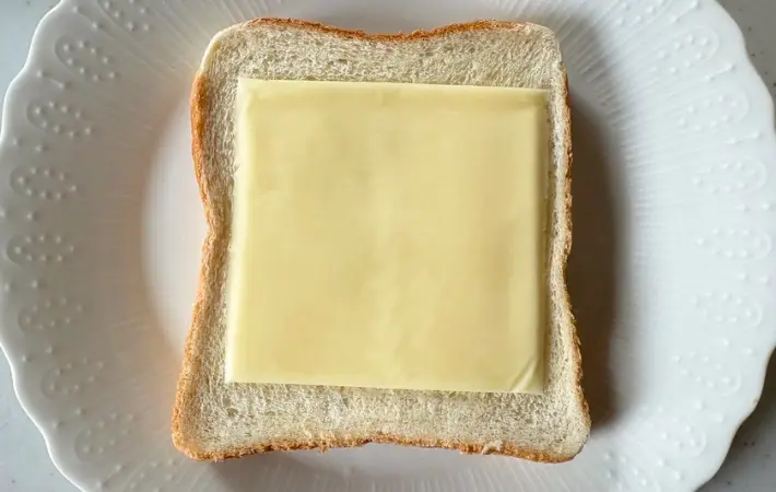 食パンにチーズをのせた画像（撮影：エニママ）