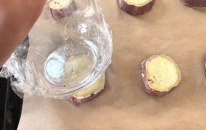 さつまいもをコップの底で潰している画像（撮影：エニママ）