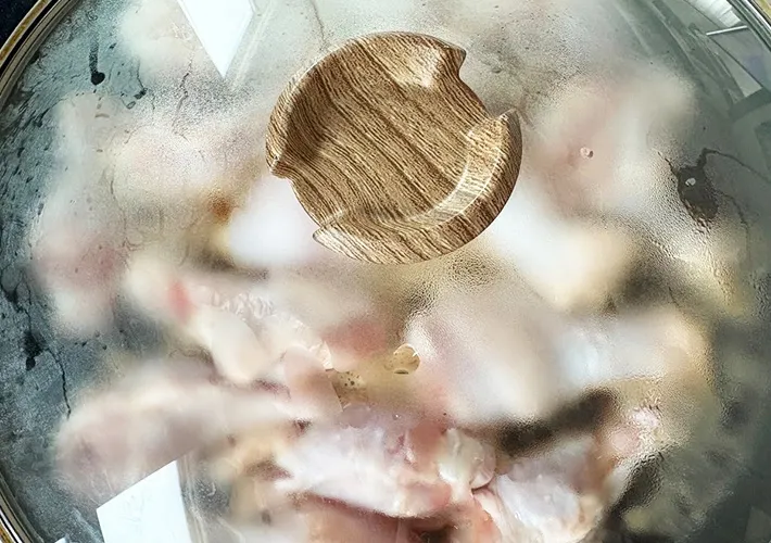 鍋に蓋をしている画像（撮影:エニママ）　
