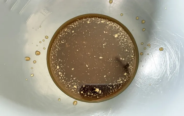 ボウルに調味料を入れて混ぜた画像（撮影：エニママ）