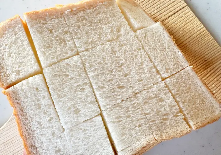 食パンに切り込みを入れた画像（撮影：エニママ）