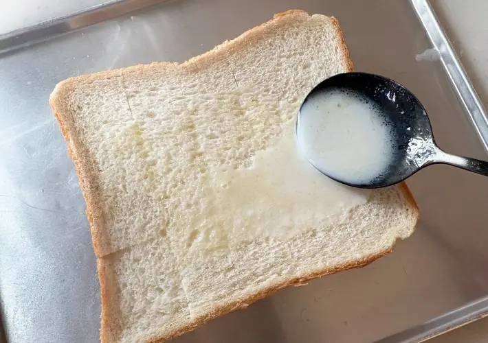 食パンに牛乳を回しかけている画像（撮影：エニママ）