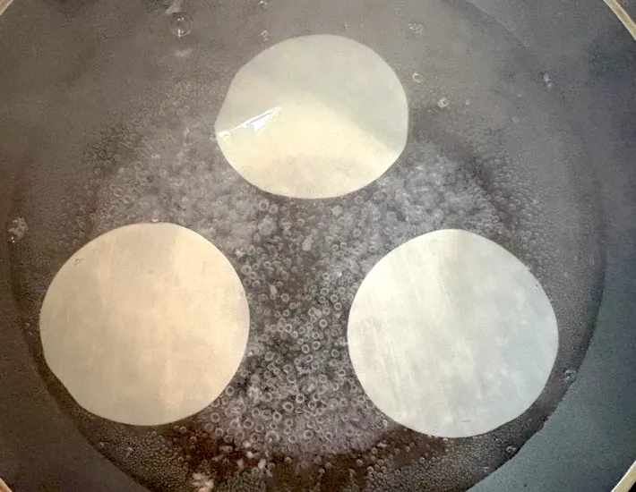 餃子の皮をゆでている画像（撮影：エニママ）