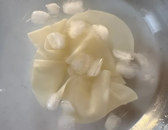 氷水で冷やしている画像（撮影：エニママ）
