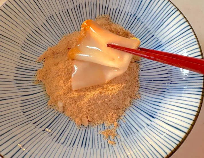 きなこをまぶしている画像（撮影：エニママ）