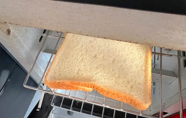 食パンを焼く画像（撮影：エニママ）