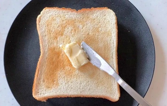 バターを乗せた画像（撮影：エニママ）