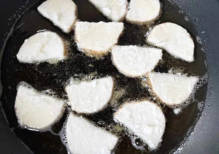 長芋を揚げ焼きにしている画像（撮影:エニママ）　