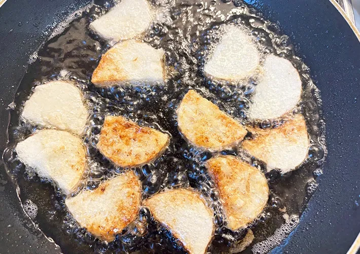 揚げ焼きで長芋に焦げ目がついてきた画像（撮影:エニママ）　