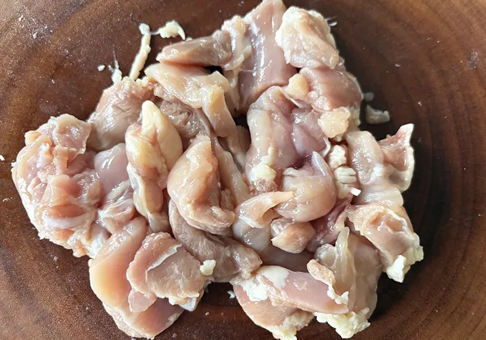 鶏もも肉を切った画像（撮影：エニママ）