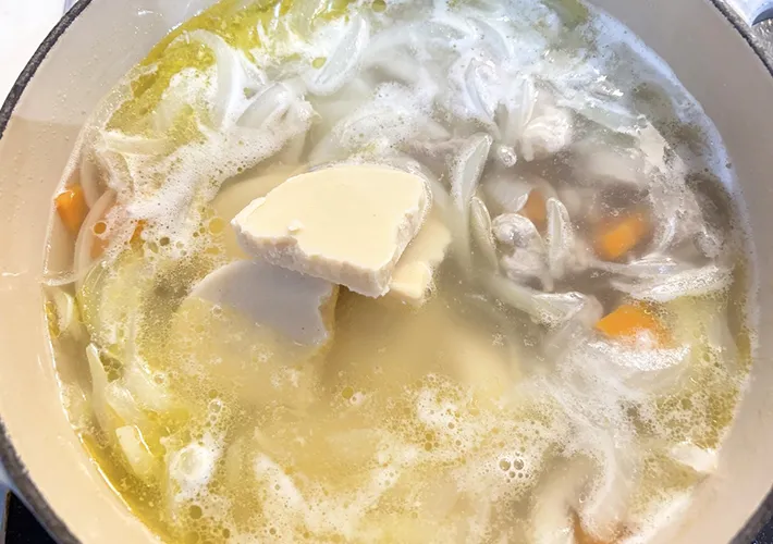 クリームシチューの素を加えた画像（撮影：エニママ）