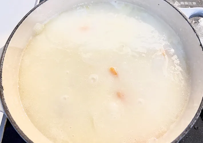 弱火で煮込んでいる画像（撮影：エニママ）