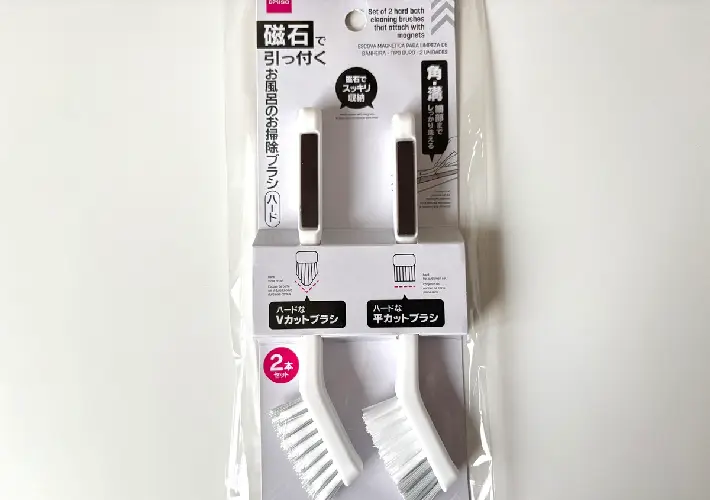 『磁石で引っ付くお風呂のお掃除ブラシ（ハード、2本）』の商品画像（撮影：エニママ）