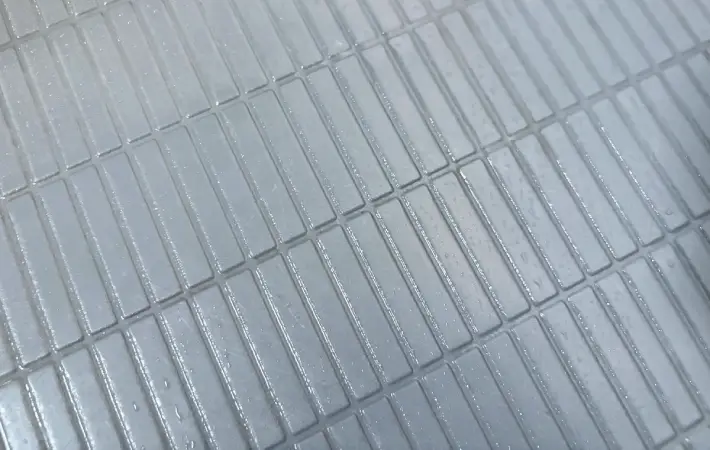 掃除後のタイルの画像（撮影：エニママ）