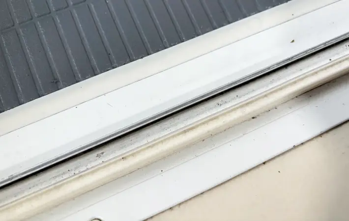 掃除前のドアレールの画像（撮影：エニママ）